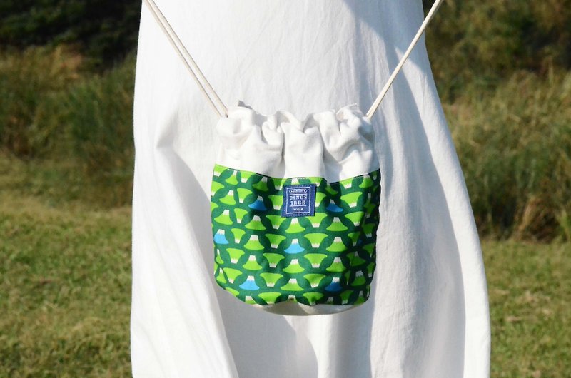 ::瀏海樹:: 側背水桶包＿綠底富士山 - 側背包/斜背包 - 其他材質 綠色
