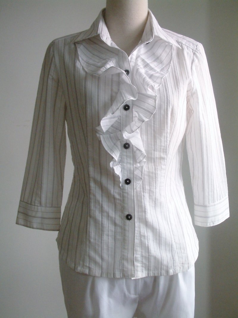 Ruffled shirt-three-quarter sleeves black and white - เสื้อเชิ้ตผู้หญิง - วัสดุอื่นๆ ขาว
