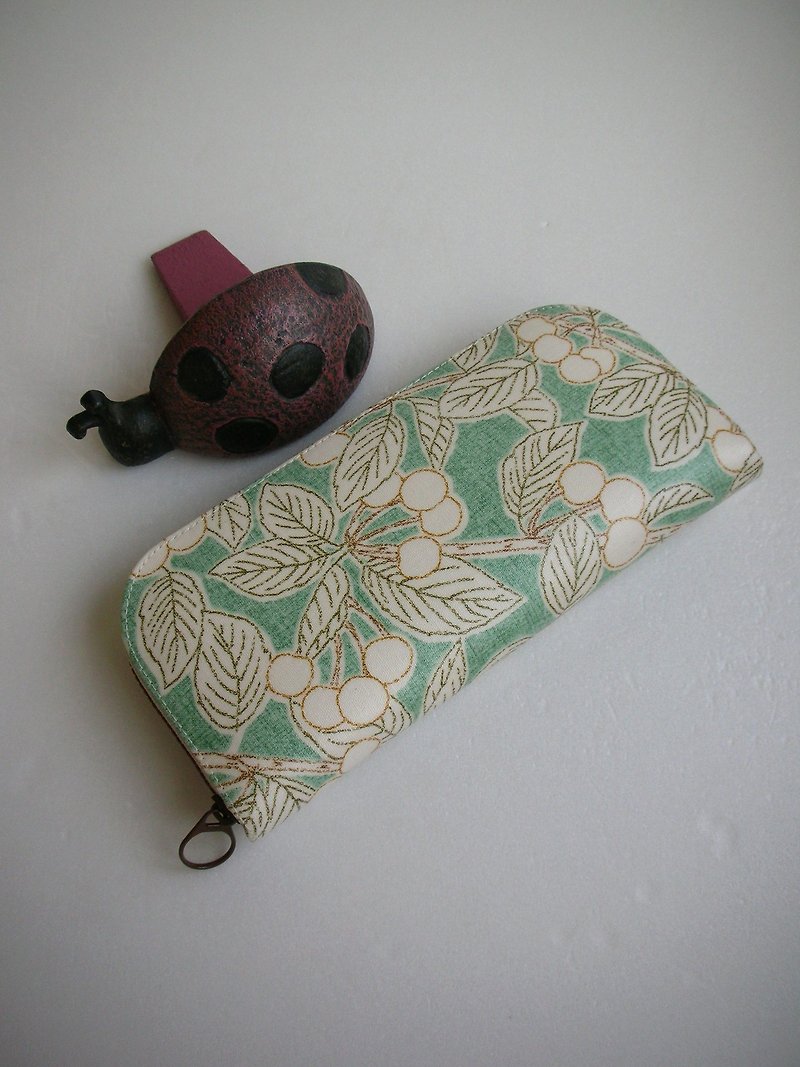 Hand-painted Jade Jade Cherry Waterproof Cloth-Long Clip/Wallet/Purse/Gift - กระเป๋าสตางค์ - วัสดุกันนำ้ สีเขียว
