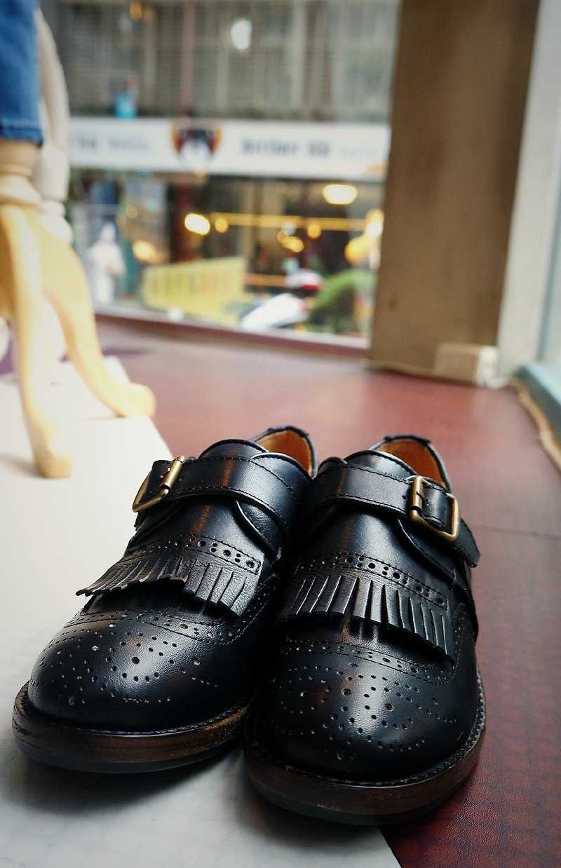 畫鞋兒極品系列。鞋櫃裡永遠的那雙皮鞋 (扣環黑) - Women's Casual Shoes - Genuine Leather Black