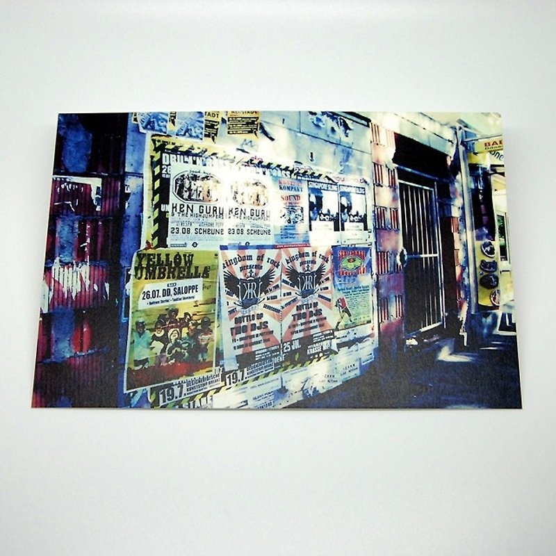 攝影明信片 | 城市小旅行 - 德國德勒斯登-行道上的海報牆 - 卡片/明信片 - 紙 多色