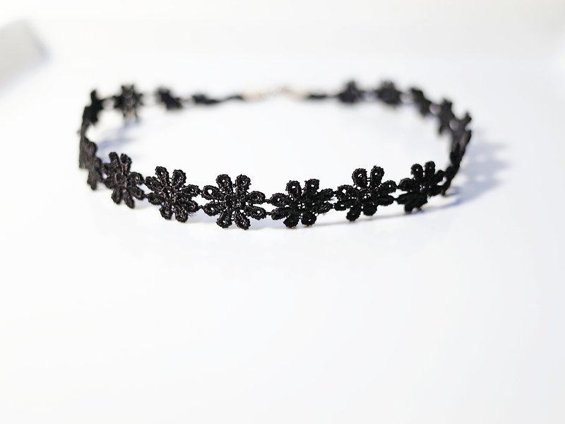 Black/White Choker , Flower Necklace (2 colors) - สร้อยคอ - วัสดุอื่นๆ สีดำ