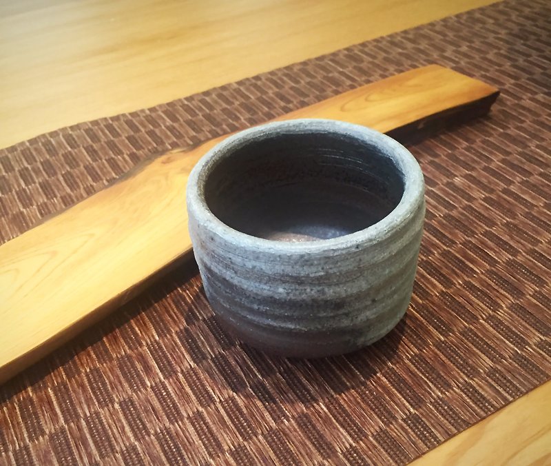 Wu Zhiren's hand-made firewood ash cup (pottery) - ถ้วย - วัสดุอื่นๆ สีเทา