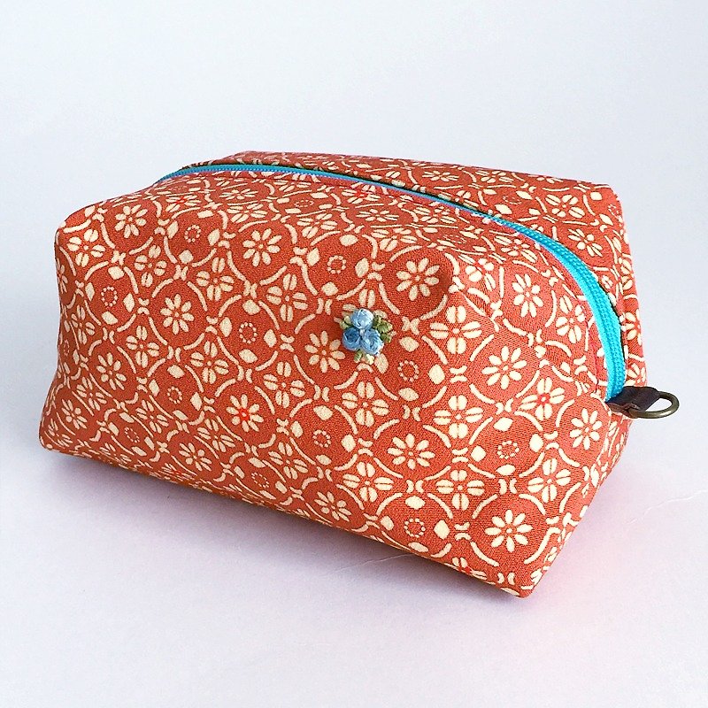Pouch with Japanese Traditional Pattern, Kimono (Large) - กระเป๋าเครื่องสำอาง - วัสดุอื่นๆ สีส้ม