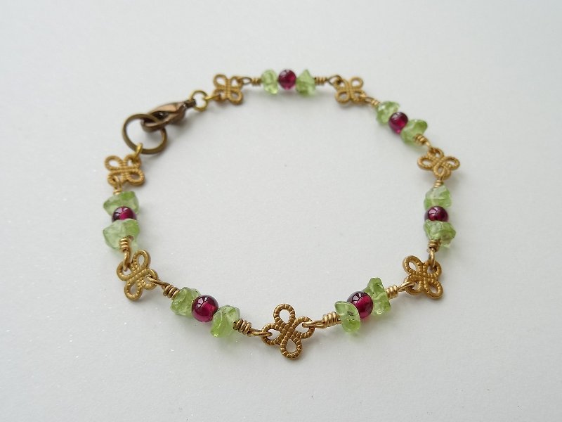 Garnet, Peridot Brass Clover Bracelet | Xmas Wreath in Fruity Season - Bracelets - Semi-Precious Stones Green