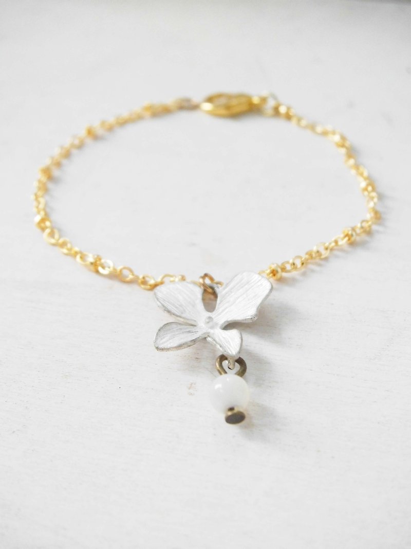 ▲ simple personality Frosted White Flower / Natural Shell Beads / allergy 24k gold / Bracelet - Bracelets - Other Metals Gold
