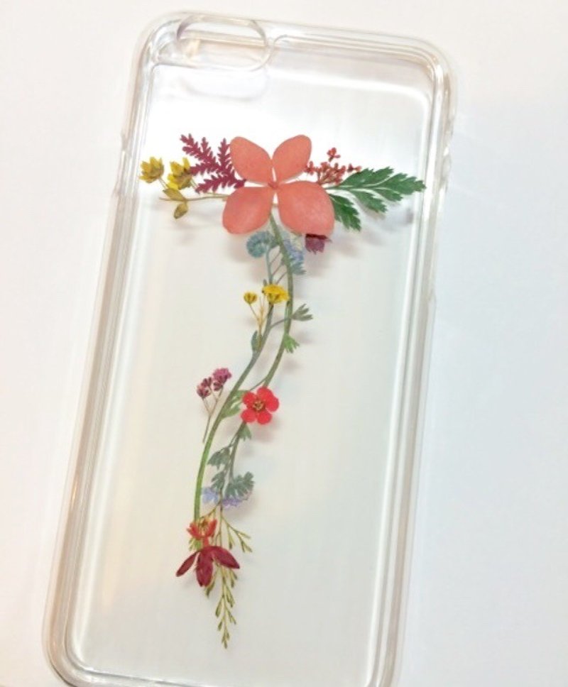T for Tammy :: custom-made initial pressed flower phonecase - Other - Plastic Multicolor