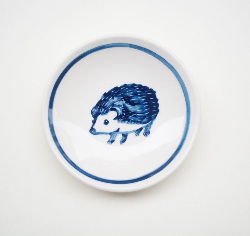 Hand-painted small porcelain plate-little hedgehog - จานเล็ก - เครื่องลายคราม สีน้ำเงิน