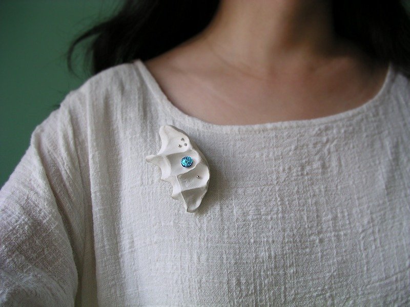 [Natural vocabulary] Brooch 08- parasite - Brooches - Clay White