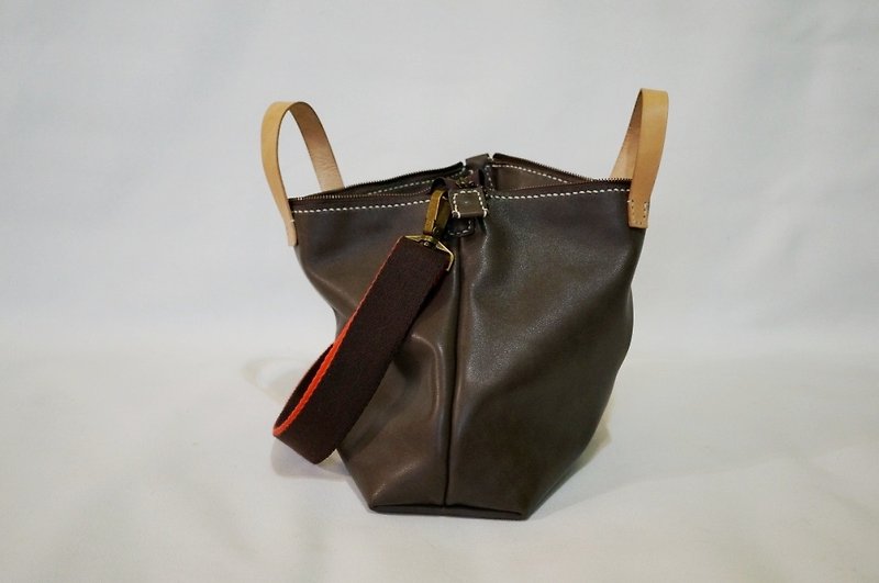 Cow leather portable/shoulder bag (color lacks optional color) - กระเป๋าแมสเซนเจอร์ - หนังแท้ 