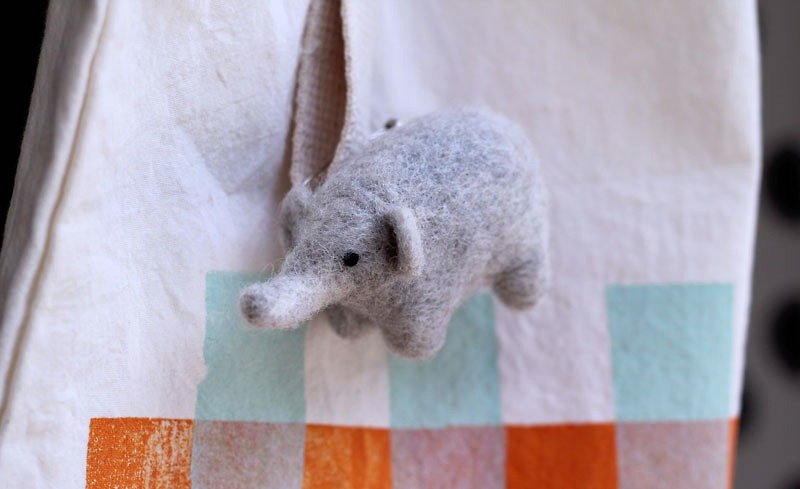 Elephant ♣ wool felt brooch - เข็มกลัด - ขนแกะ สีเทา