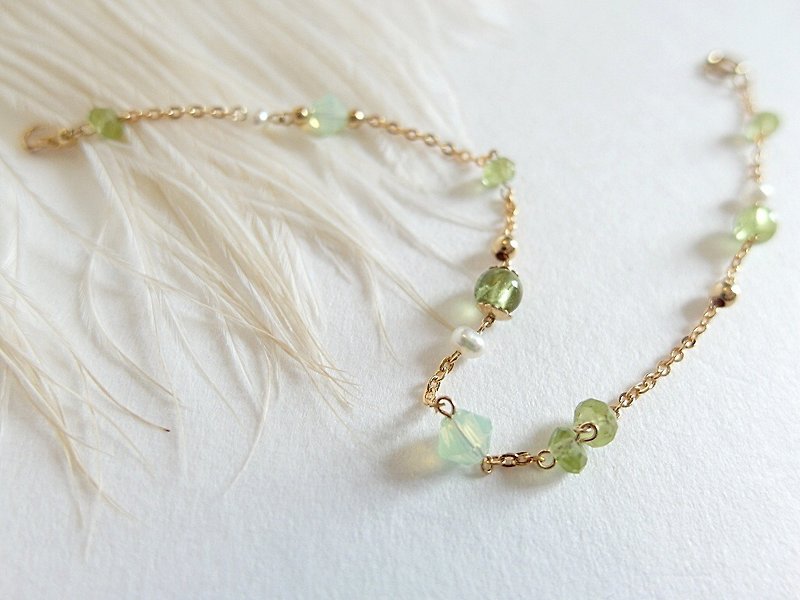 | Touch of moonlight | irregular, multi gemstone peridot natural pearl bracelet - สร้อยข้อมือ - เครื่องเพชรพลอย สีเขียว