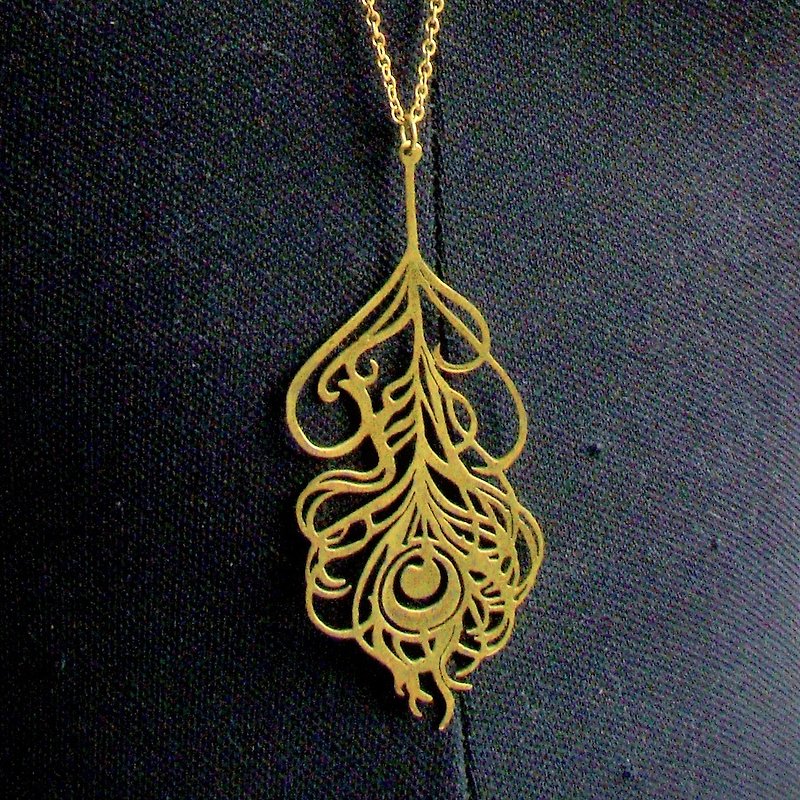 Peacock feather pendant in brass hand sawing ,Rocker jewelry ,Skull jewelry,Biker jewelry - สร้อยคอ - โลหะ 
