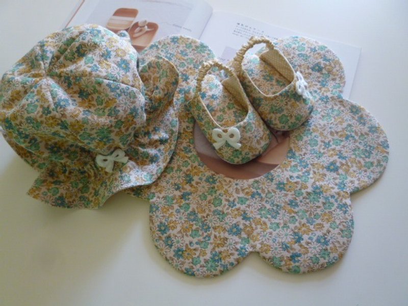 Yellow and green floral births gift three groups (infant sandals + hat + baby bibs) - ของขวัญวันครบรอบ - ผ้าฝ้าย/ผ้าลินิน สีเขียว