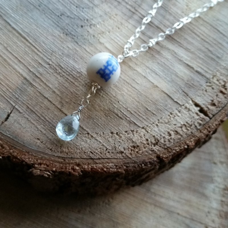 アメリカ上空 アクアマリンの水滴を中国のセラミックビーズでカットしたシルバーメッキのネックレス - ネックレス - 宝石 ブルー