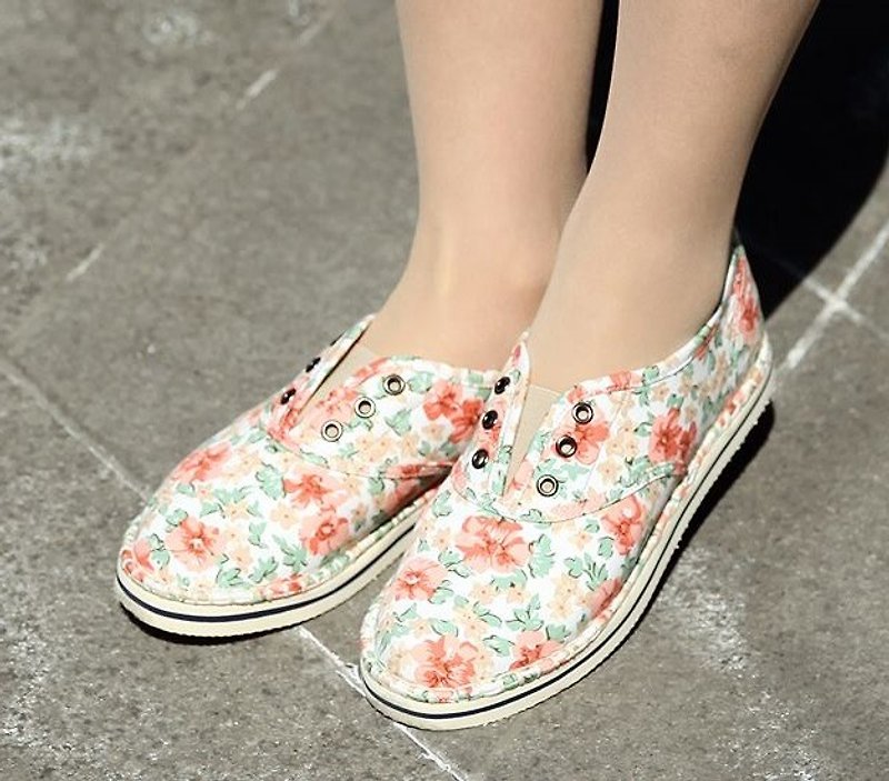 【Korean trend】SPUR Vintage blossom slip-ons HS8071 IVORY - รองเท้าวิ่งผู้หญิง - วัสดุอื่นๆ ขาว