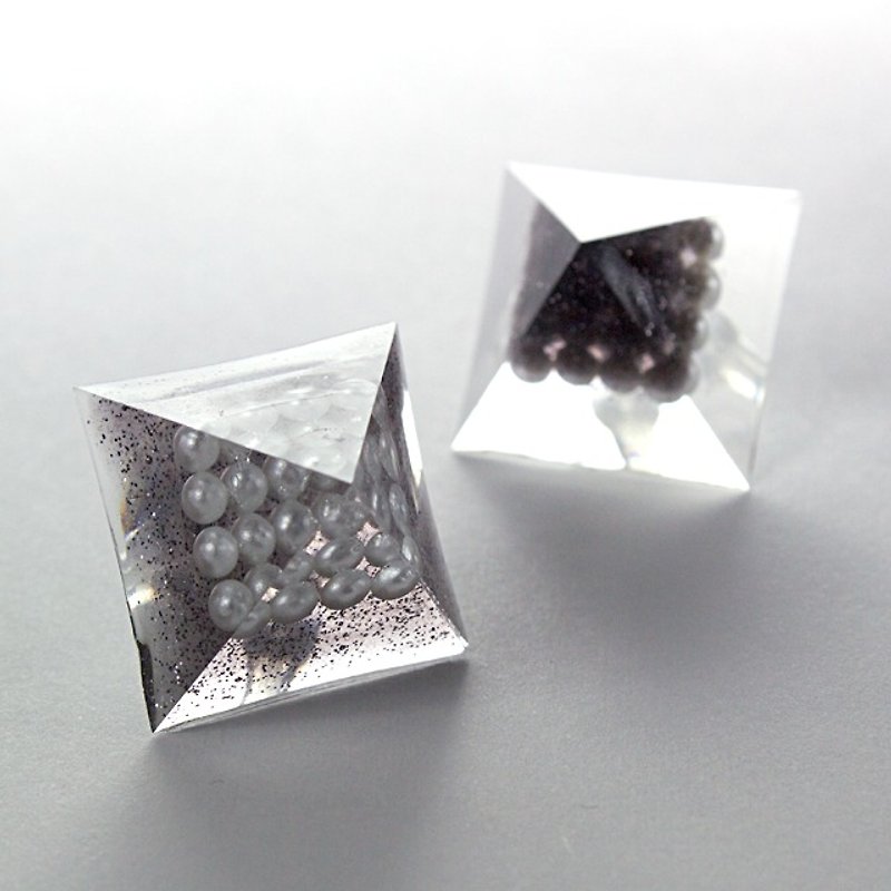 Pyramid earrings (stratum Black) - ต่างหู - วัสดุอื่นๆ สีดำ