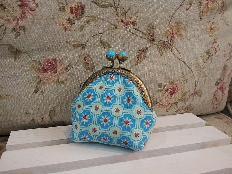老磁磚2號/綠底水藍花 立體口金包(8cm)  （by印花樂設計布料） - กระเป๋าใส่เหรียญ - วัสดุอื่นๆ สีน้ำเงิน