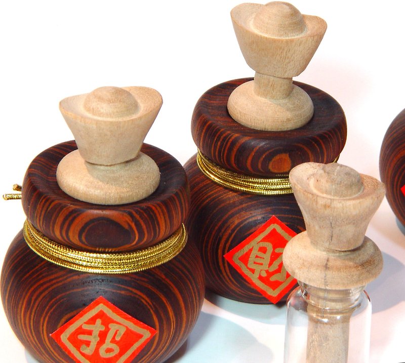 The cornucopia of essential oil diffusers - Fragrances - Wood Red