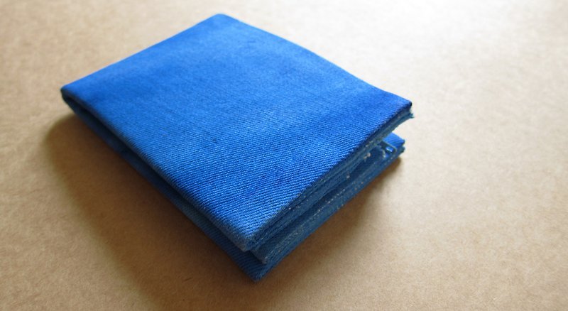 (教師節手工客製化禮物預售中)手工染色寶石藍橫式短夾(可免費電燒英文字喔！) - 長短皮夾/錢包 - 其他材質 藍色