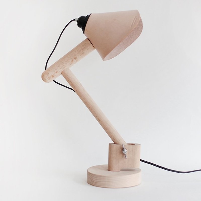 Hand-made designer leather Nordic minimalist table lamp creative lamp - โคมไฟ - ไม้ สีกากี