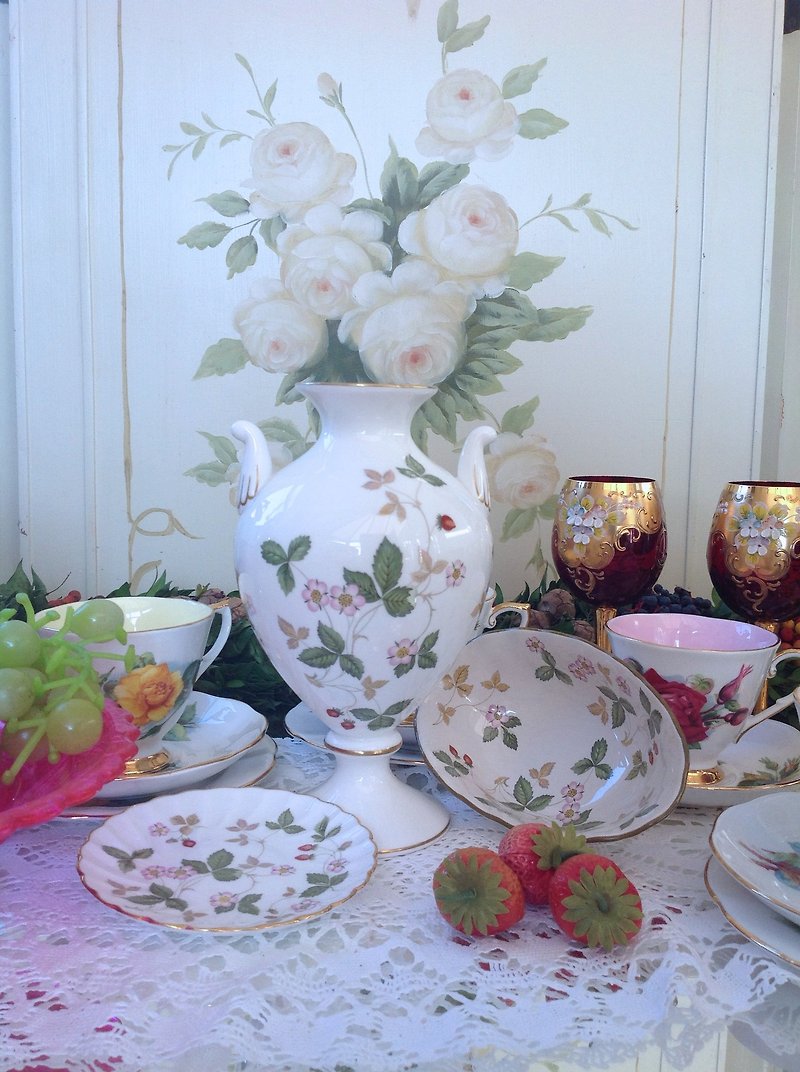 British bone china Wedgwood Wild Strawberry large vase - Plants - Other Materials Multicolor