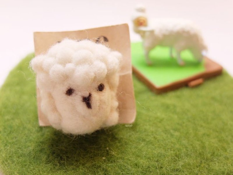 une手工羊駝羊毛氈別針 - Brooches - Wool White