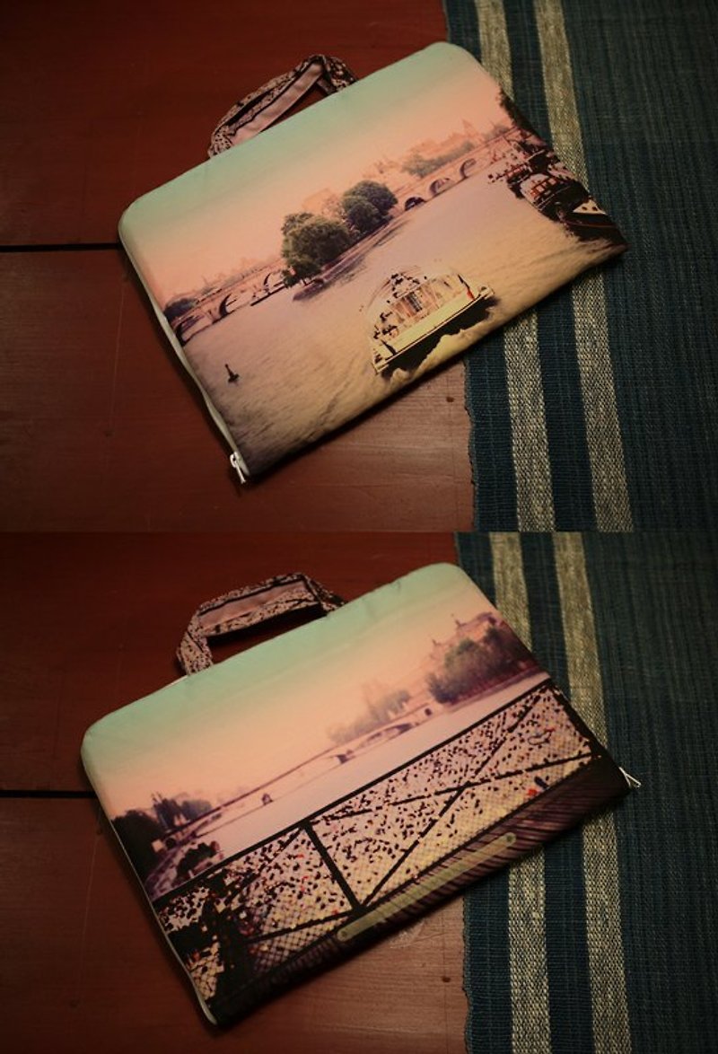 [Travel well] Flat small bag◆◇◆Seine river view◆◇◆ - Laptop Bags - Other Materials Pink