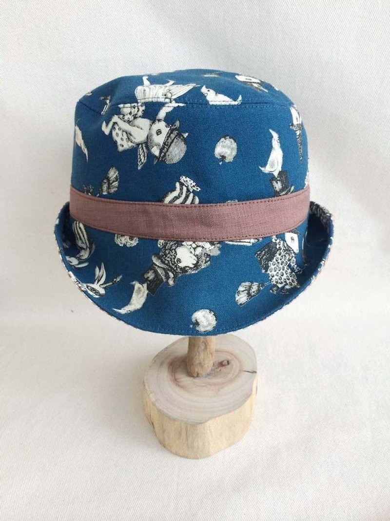 Va手工童帽系列  愛麗絲雙面漁夫帽 - 圍兜/口水巾 - 其他材質 藍色