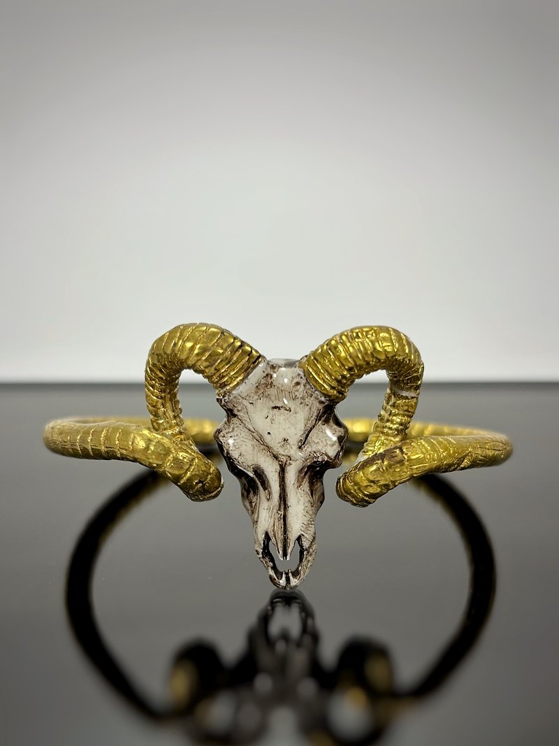 Ram skull bangle in brass Realistic hand painting with oxidized antique gold color,Rocker jewelry ,Skull jewelry,Biker jewelry - สร้อยข้อมือ - โลหะ 