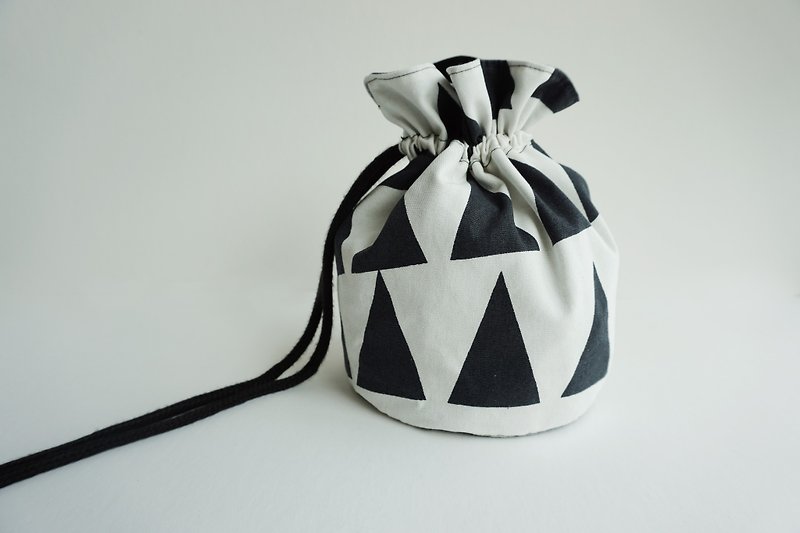 Cones bucket bag - shoulder bag - oblique backpack - กระเป๋าแมสเซนเจอร์ - วัสดุอื่นๆ ขาว