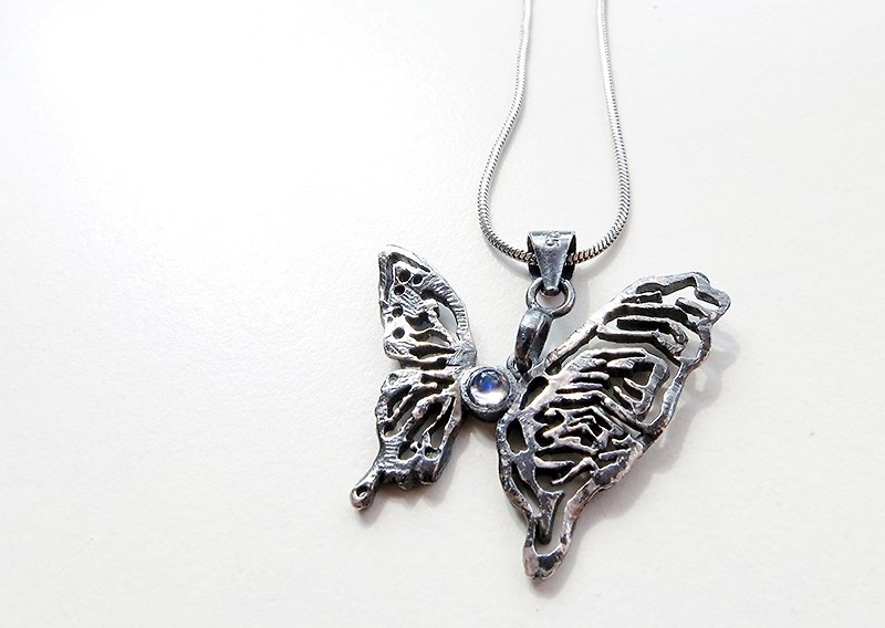 Butterfly Silver Necklace (Transformation) - สร้อยคอ - โลหะ สีเทา