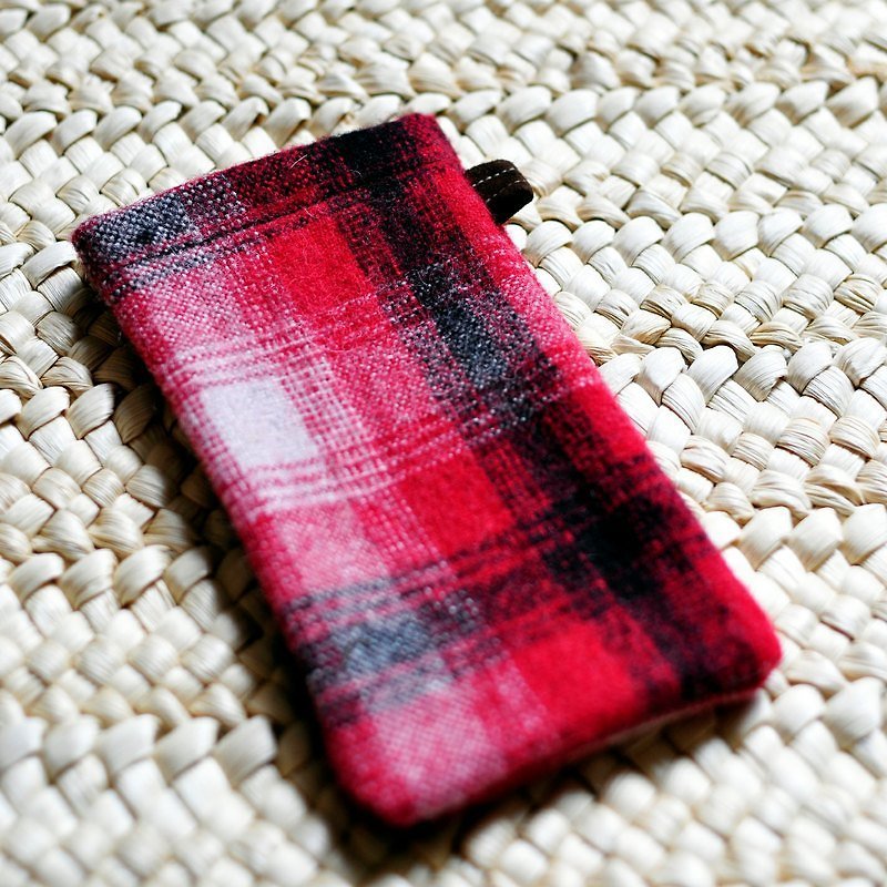Paralife custom-made red and black checkered hand-made mobile phone case can be embroidered with a personalized name - เคส/ซองมือถือ - ผ้าฝ้าย/ผ้าลินิน สีแดง