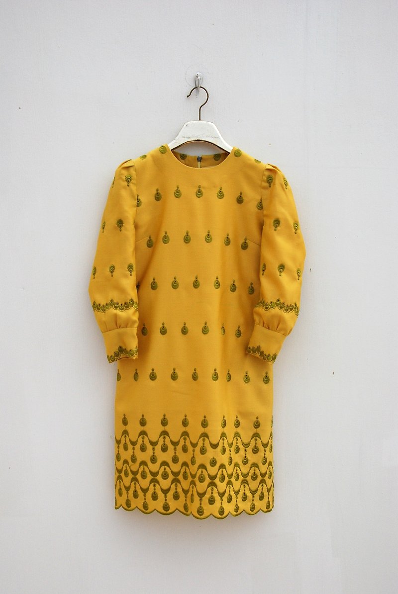 Vintage embroidered dress - ชุดเดรส - วัสดุอื่นๆ 