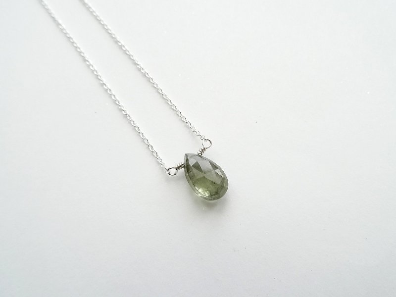 :: :: Single drop light jewelry section Tourmaline Tourmaline Silver bare sense necklace / clavicle chain (olive green) - สร้อยคอ - เครื่องเพชรพลอย หลากหลายสี
