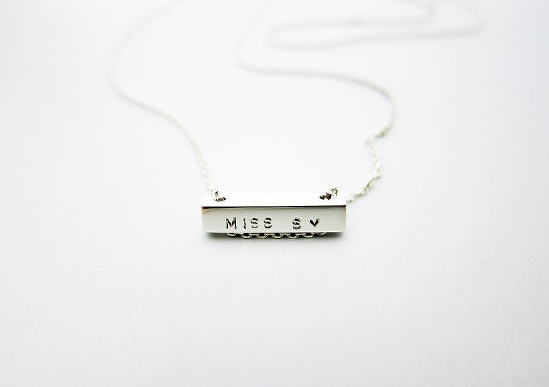 【Yancheng Gold Workshop】Small silver nugget necklace engraved with English name. 925 Silver - สร้อยคอ - เงินแท้ สีเทา