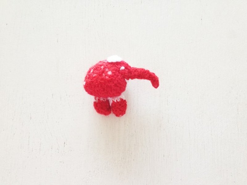 Handmade/Animal Pin: Elephant - Brooches - Wool Red