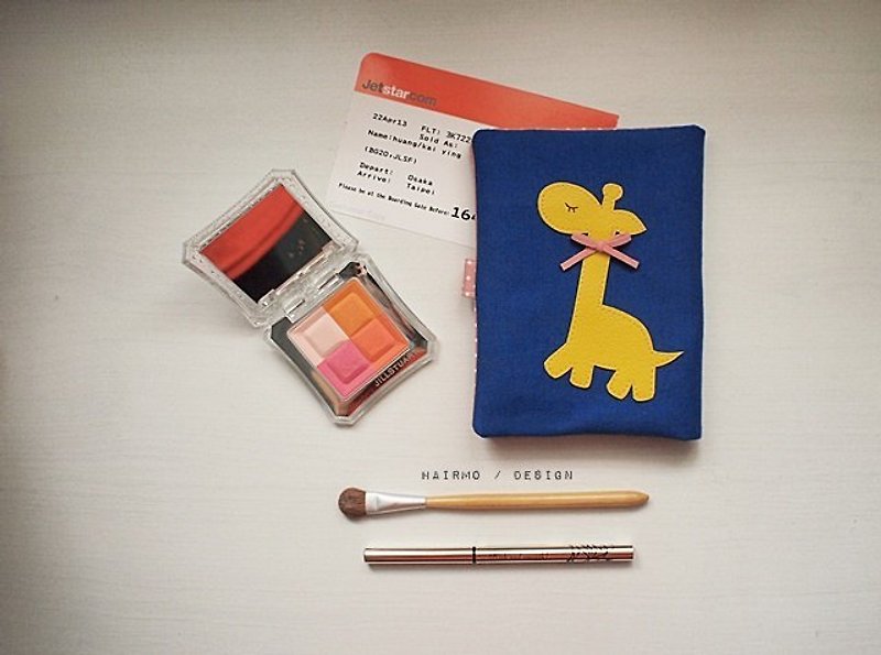hairmo. Giraffe Passport Holder / card holder - sapphire - ที่เก็บพาสปอร์ต - วัสดุอื่นๆ สีน้ำเงิน