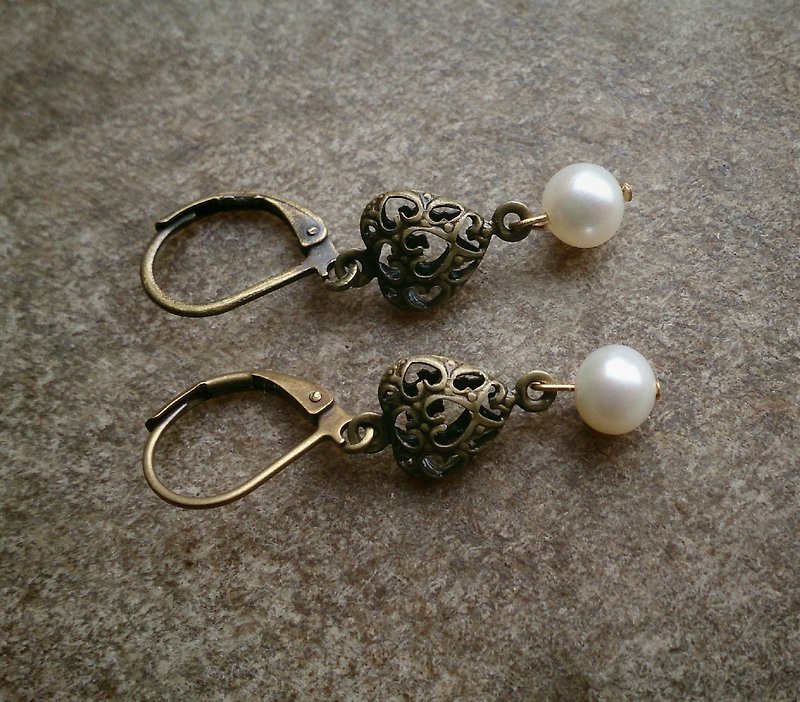 Vintage Filigree Freshwater Pearls Earrings - ต่างหู - เครื่องเพชรพลอย ขาว