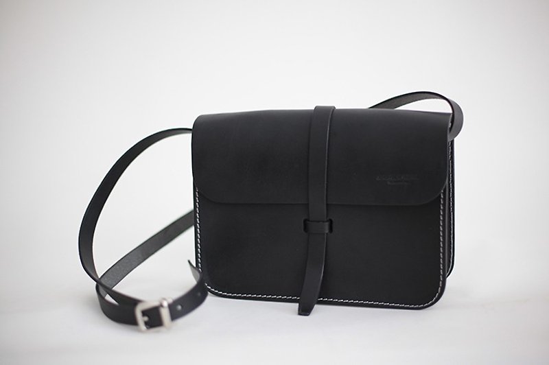 New saddle bag vegetable tanned leather retro handmade square bag commuter black - กระเป๋าแมสเซนเจอร์ - หนังแท้ สีดำ