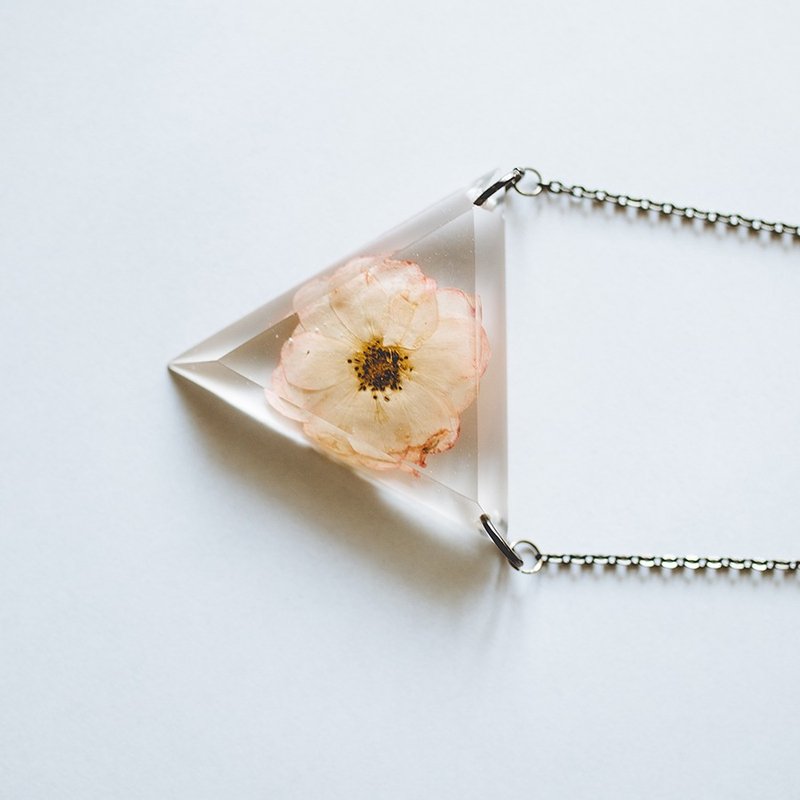 OOPSY - Viola Tricolor 植物透明三角形項鍊 - 項鍊 - 其他材質 白色