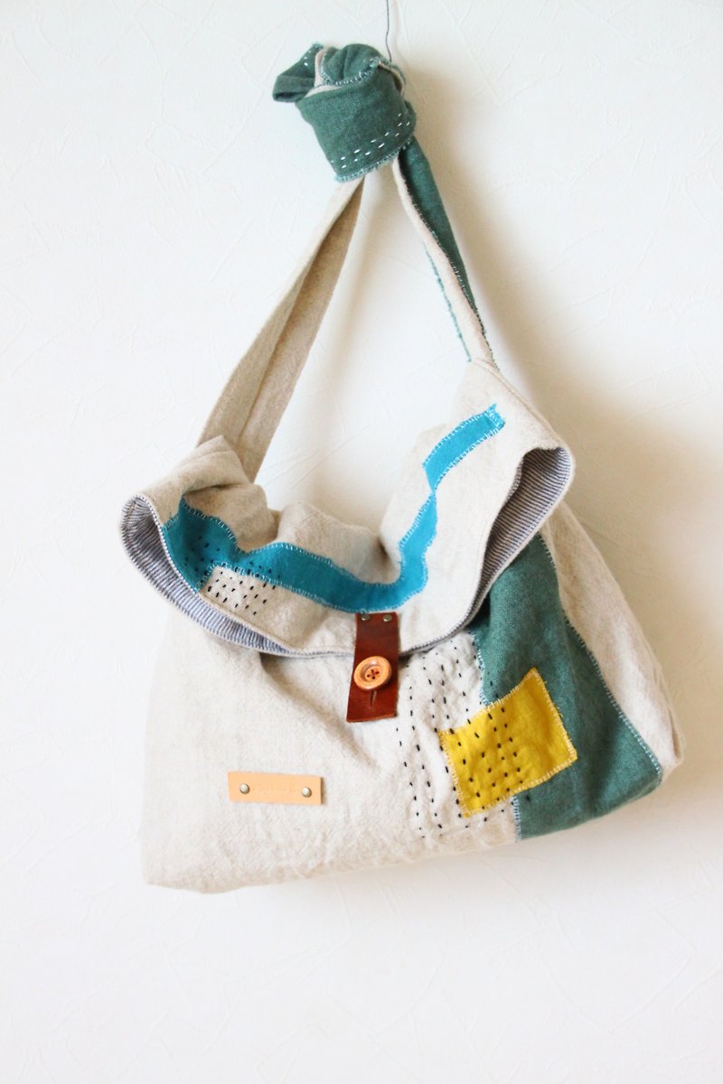 Flax collage casual shoulder bag - กระเป๋าแมสเซนเจอร์ - วัสดุอื่นๆ สีทอง