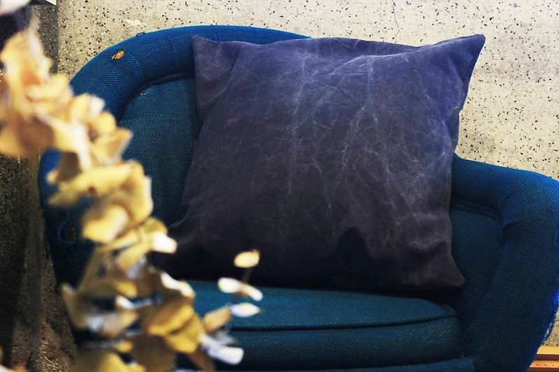 【ZhiZhiRen】Pillow Cover-Washed Denim - หมอน - วัสดุอื่นๆ สีน้ำเงิน