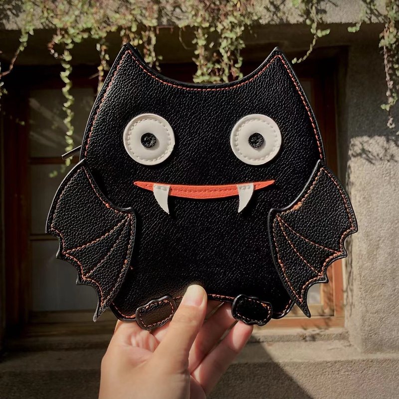Small and cute vampire bat cross-body animal bag - กระเป๋าแมสเซนเจอร์ - หนังเทียม สีดำ