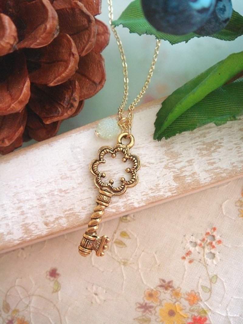 Garohands antique gold lace key medium and long chain A065 gift - สร้อยคอ - โลหะ สีทอง