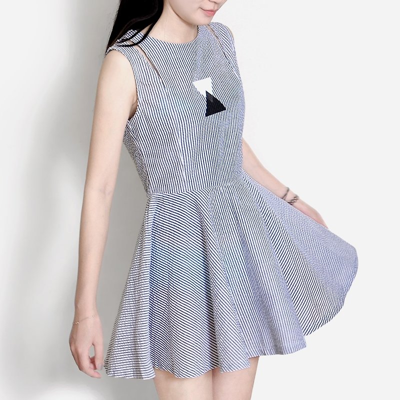 【Happy Valentine's Day】 black and white overlap / thin striped sleeveless Peng Peng dress - ชุดเดรส - ผ้าฝ้าย/ผ้าลินิน สีน้ำเงิน
