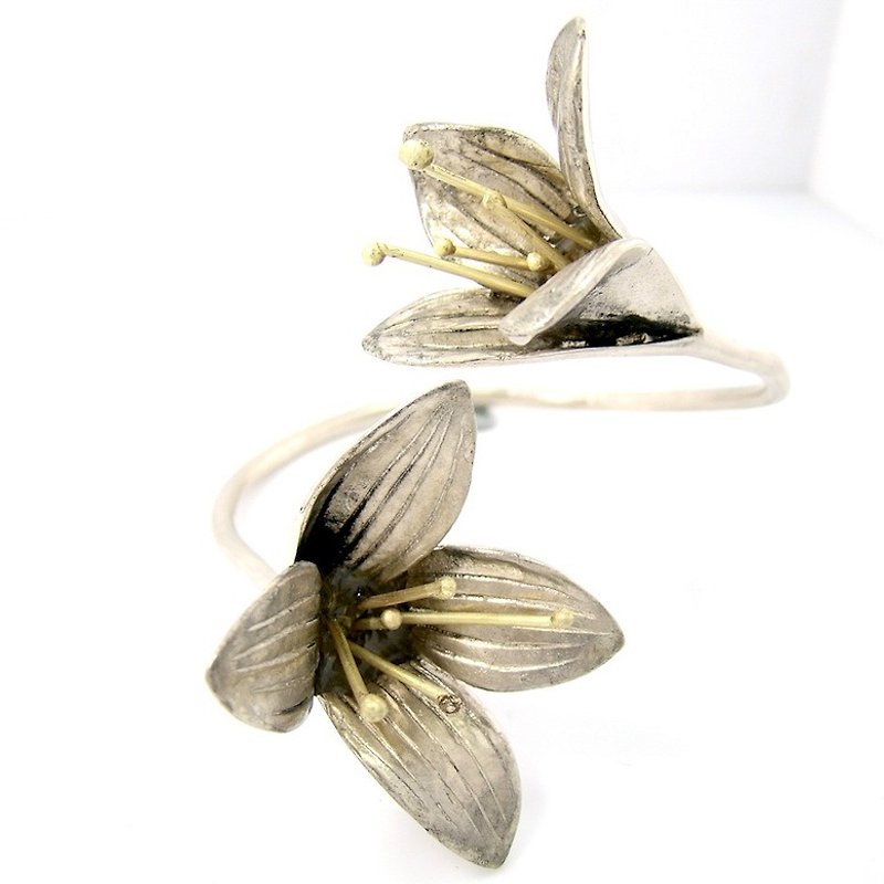 Lily flower bangle in white bronze ,Rocker jewelry ,Skull jewelry,Biker jewelry - สร้อยข้อมือ - โลหะ 