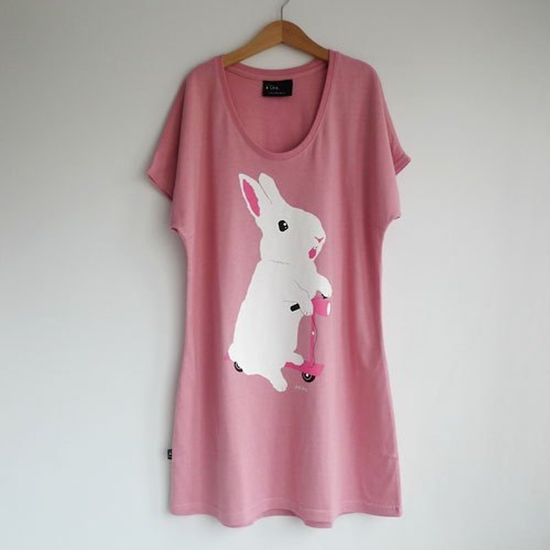 ：Urb.【滑板車兔】女/長版/F - Tシャツ - コットン・麻 ピンク