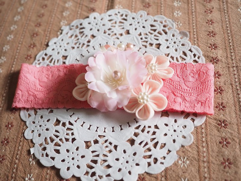 Handmade Elastic Headband with fabric sakura flowers - ผ้ากันเปื้อน - วัสดุอื่นๆ สึชมพู
