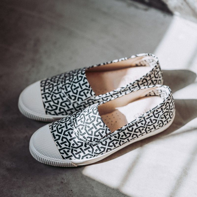 Slip-on casual shoes Flat Sneakers with Japanese fabrics Leather insole - รองเท้าลำลองผู้หญิง - วัสดุอื่นๆ สีดำ